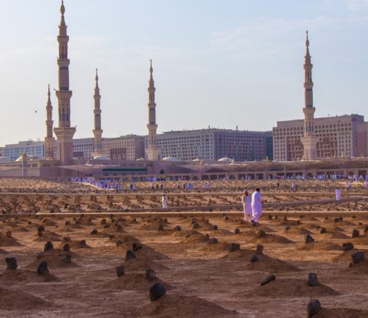 Si do të ringjallen njerëzit nga varret në Ditën e Gjykimit dhe kush do të jetë i pari që do të vishet?