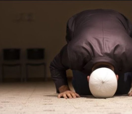 A lejohet, kur jam në namaz, të bëj dua në sexhde në gjuhen shqipe?