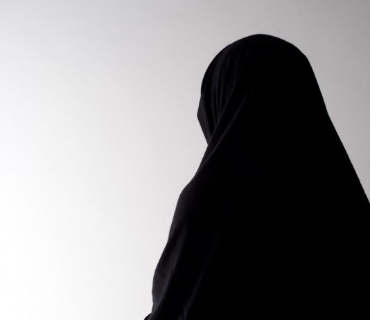 Pse ndjej frikë gjatë faljes së namazit dhe marrjes së abdesit?