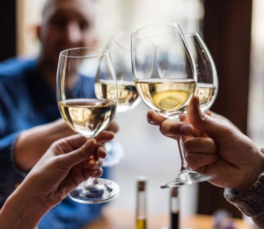 A kam mëkat nëse nuk pi alkool, por vetëm e furnizoj lokalin me të?