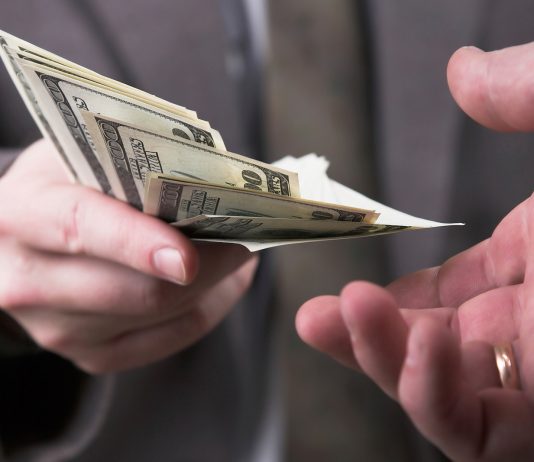 A kemi mëkat nëse i ndihmojmë të paguaj kredi një të afërmi që është zhytur në të?