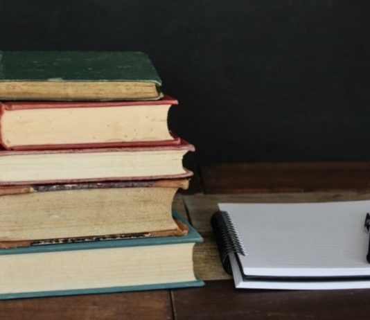 Çfarë ndryshimi ka ndërmjet dijetarit dhe thirrësit në fenë e Allahut?