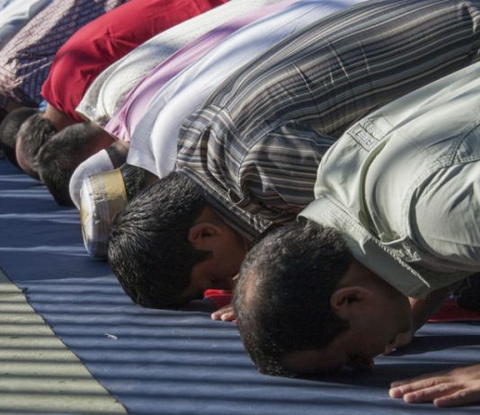 Nëse muslimani ka nevojë për kryerjen e nevojës fiziologjike porse ai frikësohet se do ti ik namazi me xhemat?