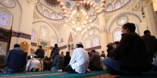 A është puna apo shkolla arsye e pranuar për të mos marrë pjesë në namazin e xhumasë?