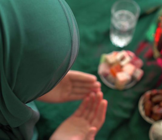 Një vajze të re në moshë i erdhi cikli mujor, ajo agjëroi gjatë ciklit nga padituria. Çka është e detyruar të veprojë?