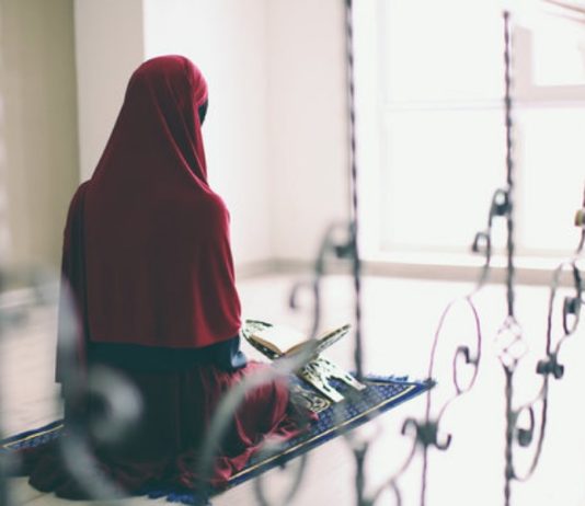 Nëse një grua i ngjyros flokët dhe i jep mes’h kokës, a e ka abdesin të sakt apo jo?