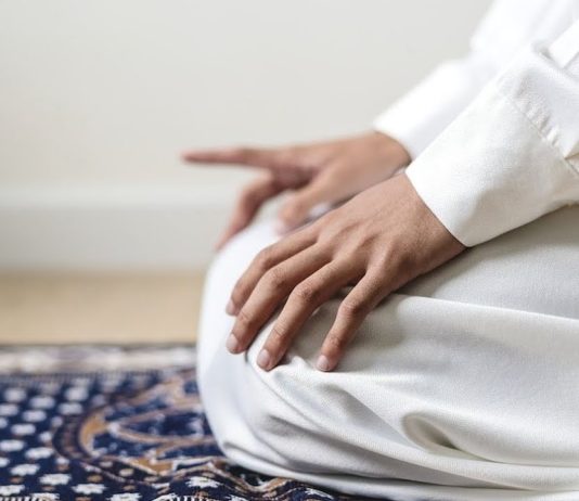 Cila është këshilla juaj lidhur me numrin e madh të njerëzve të cilët vonohen për namazin e sabahut?