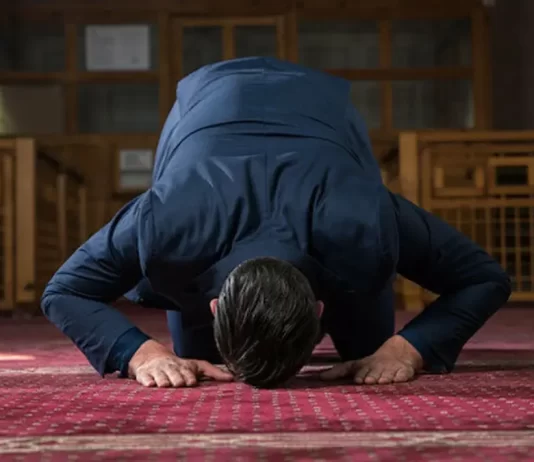 “A kemi ndonjë dua (lutje) në mënyrë që ta largojmë rijanë (dyfytyrësinë), posaçërisht gjatë namazit?