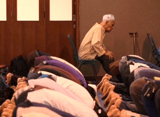 A është i saktë hadithi që thotë se kush e këndon Ajetul Kursinë pas çdo namazi farz, mes tij dhe xhenetit është vetëm vdekja?