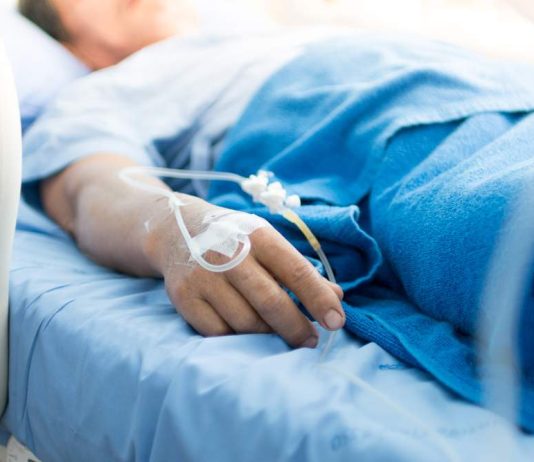 Si i jepet tejemum të sëmurit në spital?