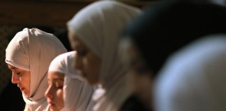 A lejohet një femër të udhëheqë namazin në shtëpi për dy apo tri femra, dhe a mund të lexohen Fatihaja dhe suret me zë?