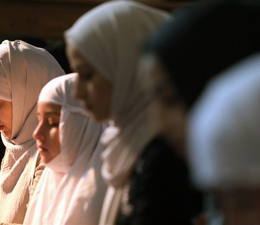 A duhet gruaja ta fal namazin e drekës nëse e ke falur namazin e xhumasë?