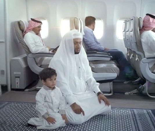 Si falet dhe si hyn në ihram njeriu në aeroplan?