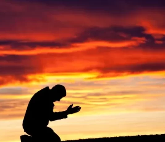 Jetoj në Perëndim dhe kam bërë shumë harame, përfshirë zina. Tani bashkëjetoj me një të krishterë dhe kemi një fëmijë. Dua të pendohem, por nuk di si.