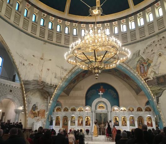 A lejohet që ceremonia martesore të mbahet në kishë?