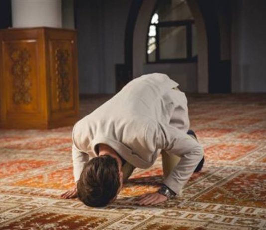 A ka ndonjë argument nga Kur’ani apo hadithi që na tregon për lëvizjet e tepërta gjatë namazit?