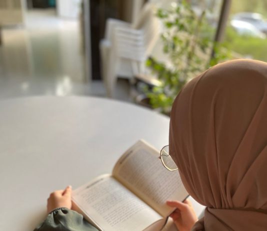Jam studente ndodh që për shkak të udhëtimit nuk po mund të fal namazin me kohë por ta e fali kaza pastaj a pranohet namazi kaza sitë veproi?