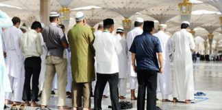 A është obligim apo i rekomanduar rregullimi i safave gjatë namazit?