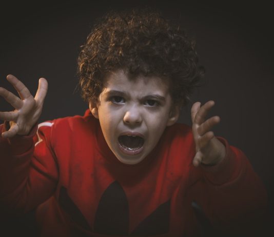 A mund të prekin xhindet fëmijët e vegjël?