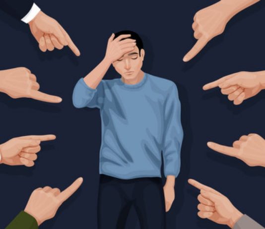 Çfarë është gjykimi në lidhje me atë që tallet me fenë ose ndonjërin nga profetët?