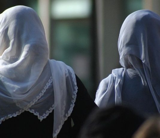 Jam 20 vjeç dhe ndjej se gjithçka po shkon keq në jetën time. Edhe pse falem, pse të tjerët kanë më shumë fat se unë dhe pse nuk kam më vullnet për të jetuar?