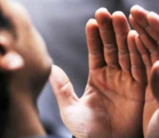 A lejohet t’i thërras cilësitë e Allahut dhe të lutem me fjalët “o Allah, për hir të Pejgamberit…”?