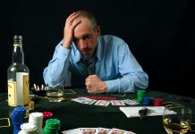 A duhet t’i tregoj motrës për borxhin dhe vesin e kumarit të burrit të saj?