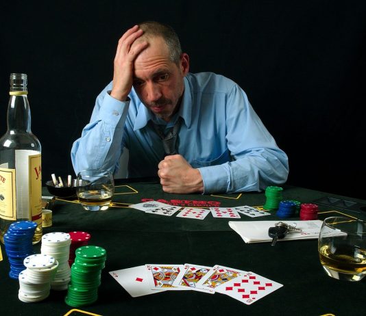 A duhet t’i tregoj motrës për borxhin dhe vesin e kumarit të burrit të saj?