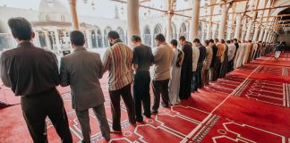 Namazliu ku e drejton shikimin gjatë namazit?