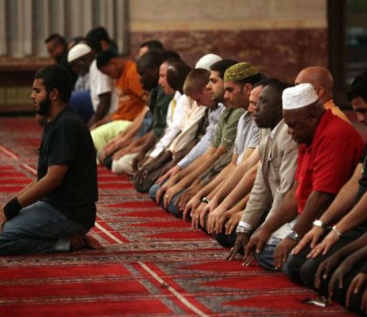 Kur jep selam personi i cili falet pas imamit? Pas teslimit te parë apo te dytë?