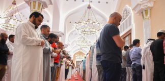 A është i vlefshëm namazi i atij që falet para imamit?