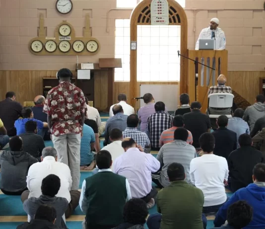 A bën ta zgjojmë personin që e ka kapluar gjumi gjatë hutbes së ditës së xhuma?!