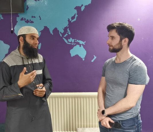 Kur jomyslimani e pranon fenë Islame, ai çfarë duhet të bëjë së pari?