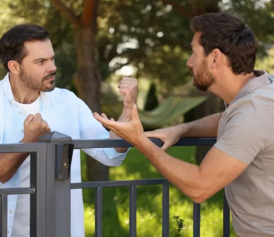 Si të sillem ndaj fqinjit i cili është fasik(ai që bën mëkate të mëdha)?