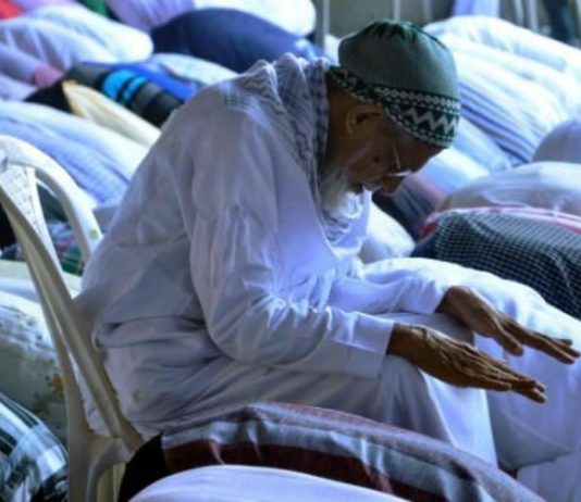 Ai që falet ulur ngaqë s’mund të falet në këmbë, si e kryen sexhden?