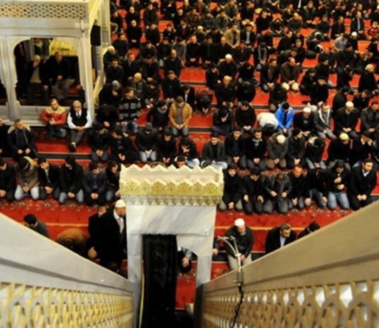 Si të reagojmë nëse dikush flet gjatë hytbes së xhumasë?