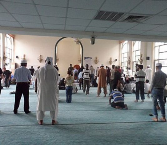 Kur të thirret ikameti, nuk ka namaz tjetër përveç namazit farz?!