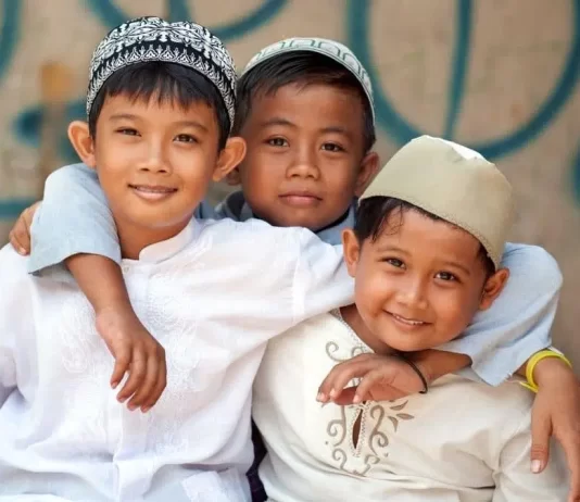 A lejohet që në mesin e shokëve ta dalloj ndonjërin me dashuri?