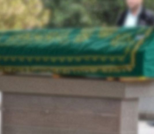 Ngritja në këmbë kur parakalon xhenazja!