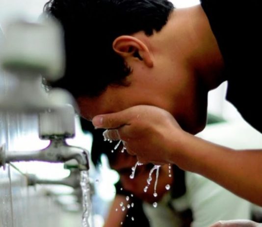 Cili është rregulli në mënyrë që gjumi ta prish abdesin? A mjafton kotja për tu prishur abdesi?