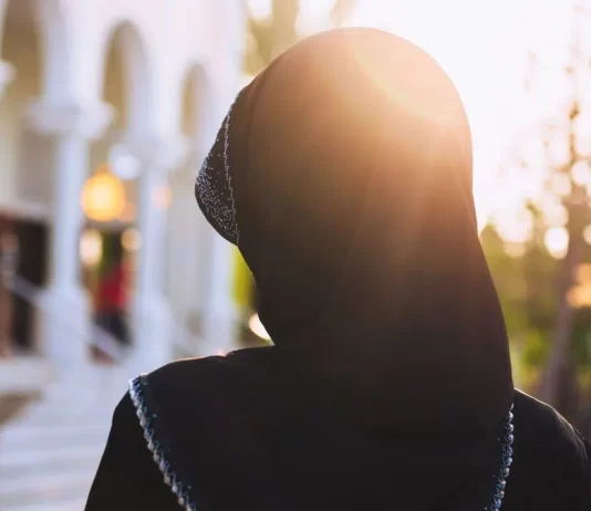 A quhet vetmim i ndaluar nëse një grua takohet me një burr, në praninë e një gruaje të tretë apo patjetër duhet të jetë i pranishëm mahremi?