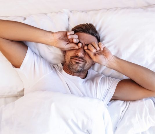 Nëse njeriu zgjohet nga gjumi dhe në rrobat e tij sheh lagështi, a e ka të obliguar gusllin?