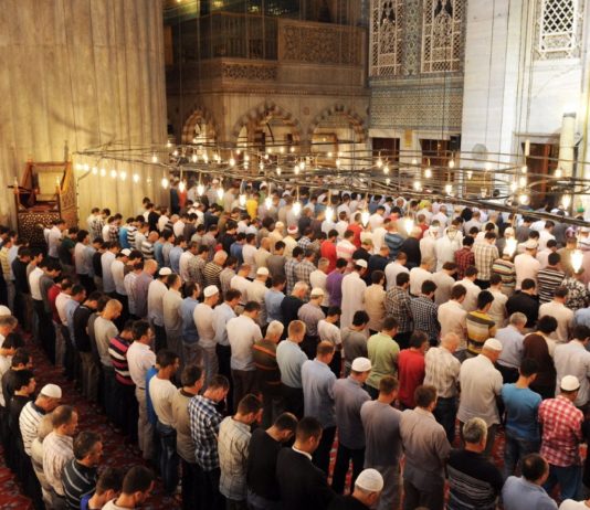 Si bëhet rreshtimi i safave në namaz?