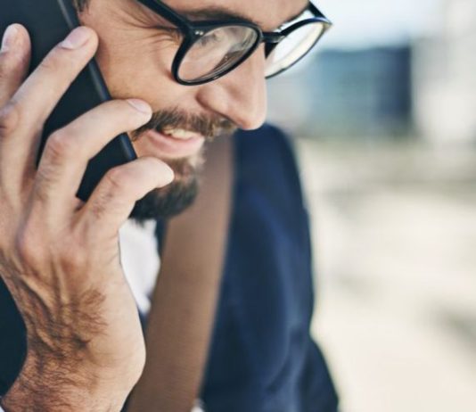 Kush jep selam i pari në telefon?