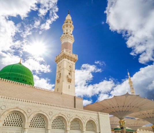 Cila është dispozita për dërgimin e selamit te Pejgamberi (alejhis salatu ues selam) me ata që shkojnë në Medinë?
