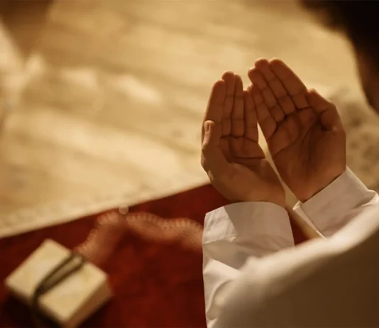 A lejohet t’i kërkosh dikujt të bëjë du’a për ty?