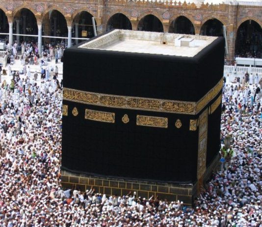 A lejohet të fërkohemi në pëlhurën e Qabesë?