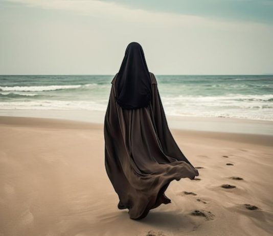 A është e vërtetë se nëse një grua vendos parfum dhe aroma e tij ndjehet nga meshkujt, atëherë namazi i saj nuk është i vlefshëm?