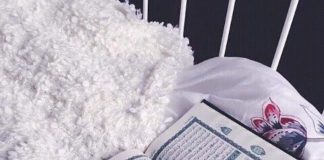 A lejohet të vendosësh Kuranin si jastëk ku të mbështetësh kokën?