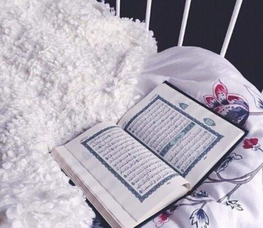 A lejohet të vendosësh Kuranin si jastëk ku të mbështetësh kokën?